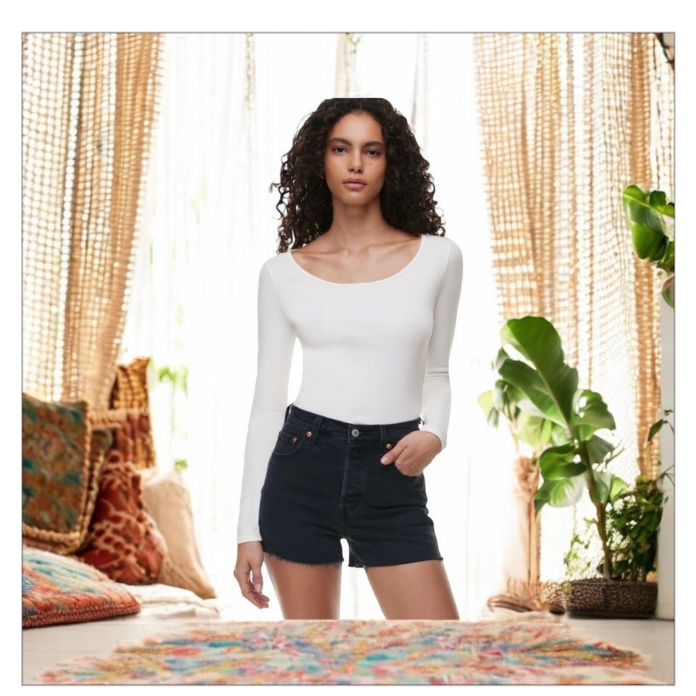 Levi’s Ribcage Short-Black-Chewed Hem-Button Fly -Sz 24 EUC-Like new!☀️🖤​